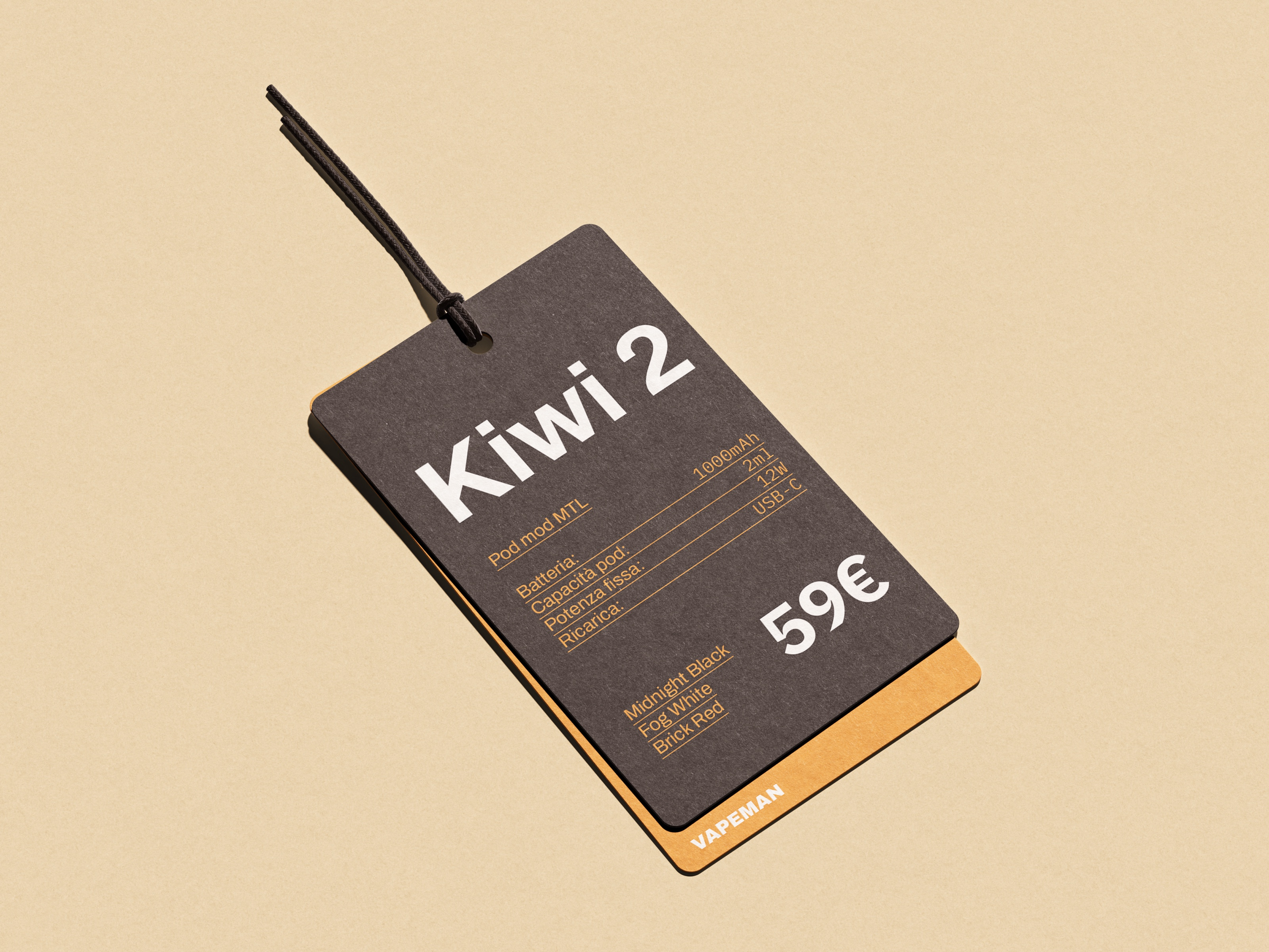 A black cardboard hang tag on a cord, on a sand background: it carries the name Kiwi 2, the specs in orange, the price of 59 euros and the word Vapeman on an orange tab.